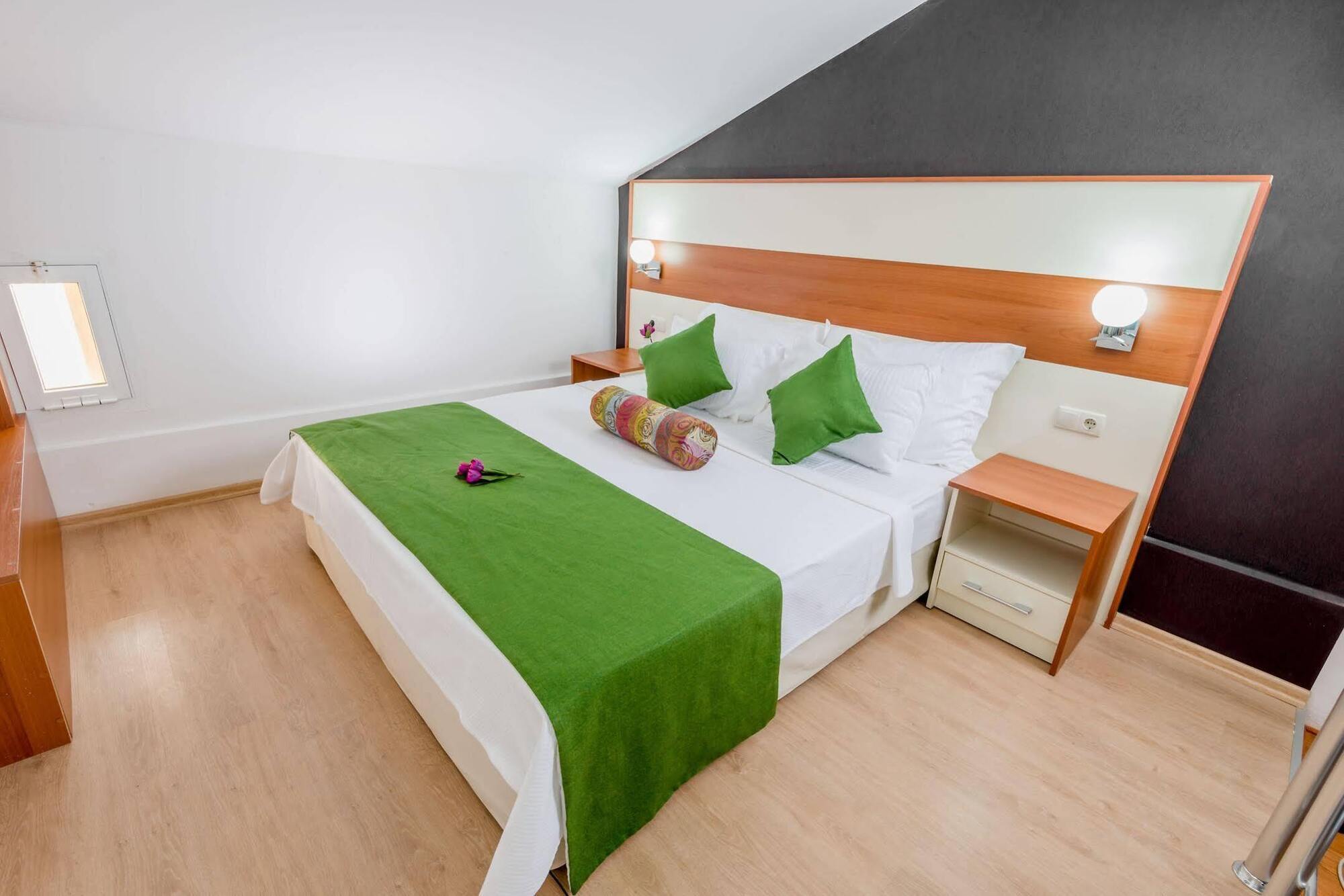 Hotel Ege Tulip Çeşme Exterior foto